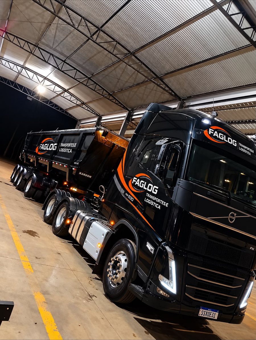 Volvo FH da FAGLOG com carreta basculante Randon, estacionado em galpão coberto
